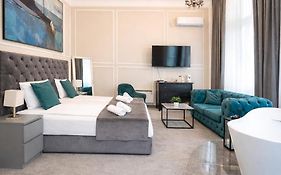 Kings Palace Suites